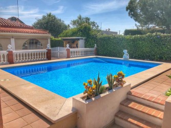 Zona piscina a ras vista a porche